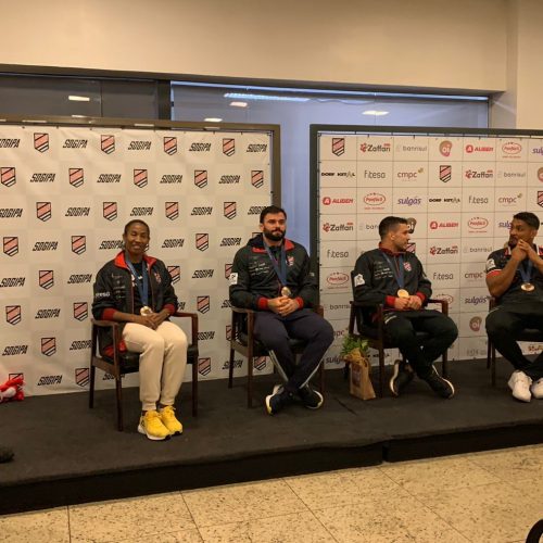 Medalhistas olímpicos voltam para a casa com desfile e festa